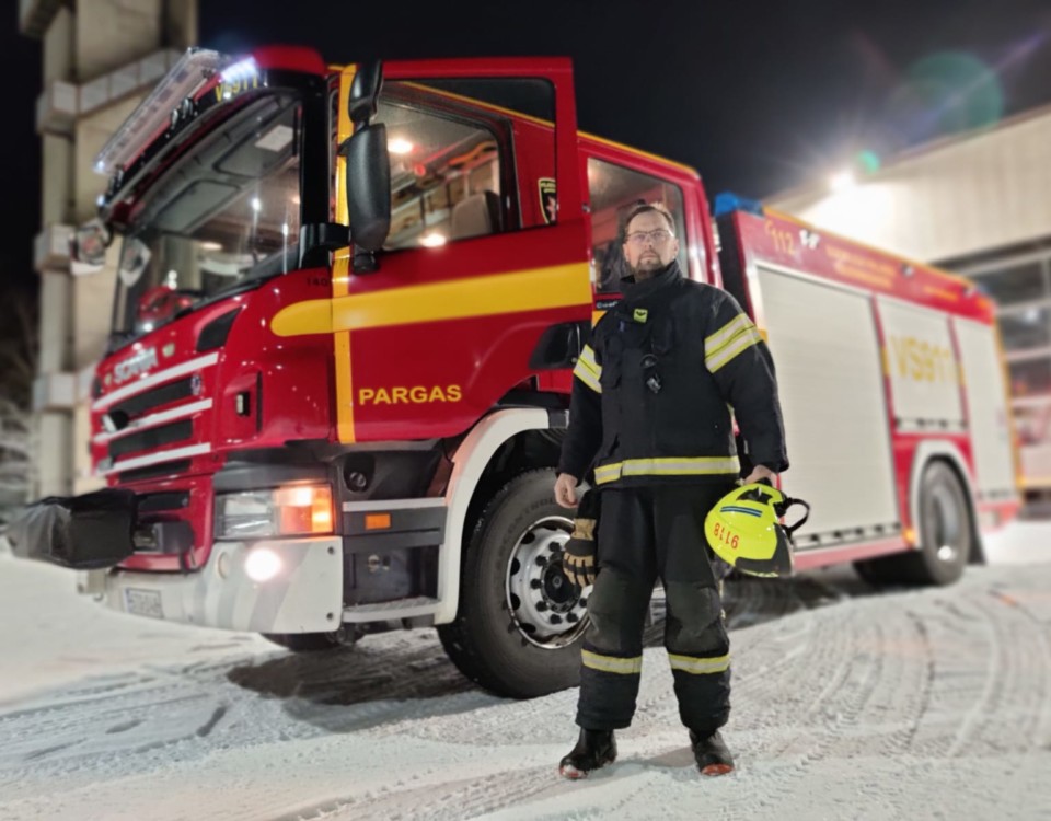 en man står framför en brandbil
