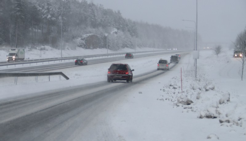 Bilar på en snöig väg.