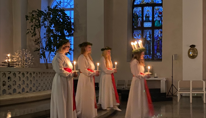 Tärnorna Emelia Orre, Minea Korenius och Agnes Kvarnström med lucia Alexandra Lundin längst fram. På bilden saknas tärnan Ella Lindström.