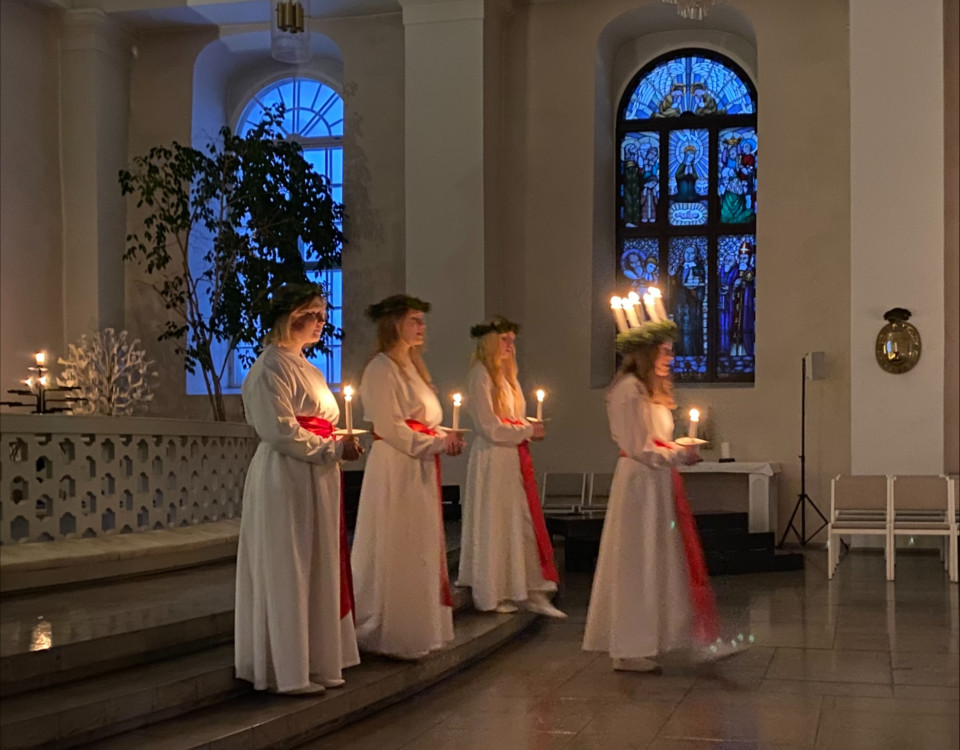 Tärnorna Emelia Orre, Minea Korenius och Agnes Kvarnström med lucia Alexandra Lundin längst fram. På bilden saknas tärnan Ella Lindström.