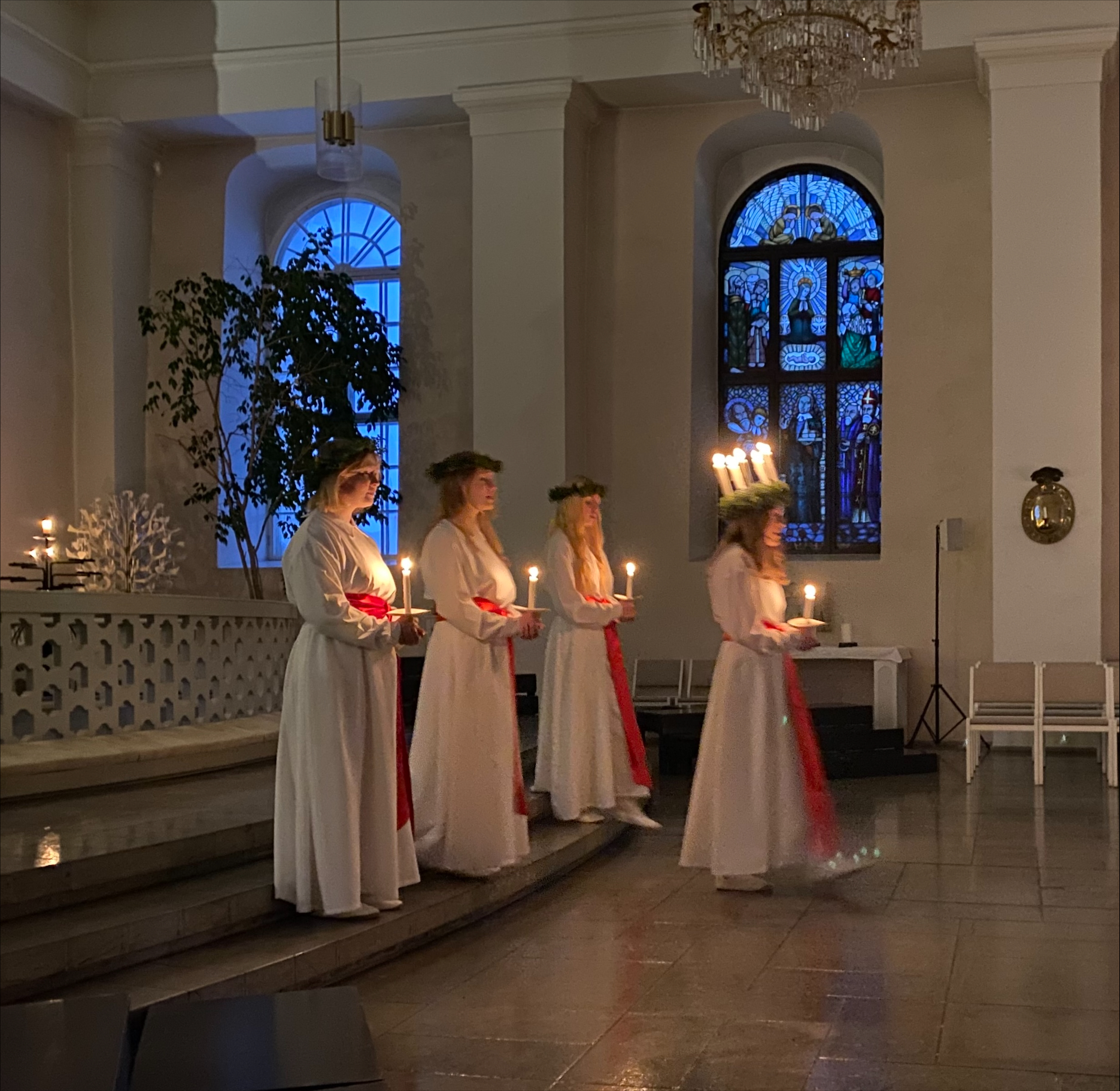 Tärnorna Emelia Orre, Minea Korenius och Agnes Kvarnström med lucia Alexandra Lundin längst fram. På bilden saknas tärnan Ella Lindström.