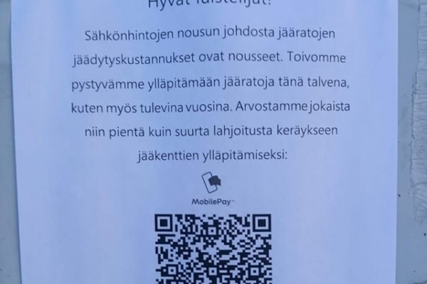 En lapp med text och en QR-kod.