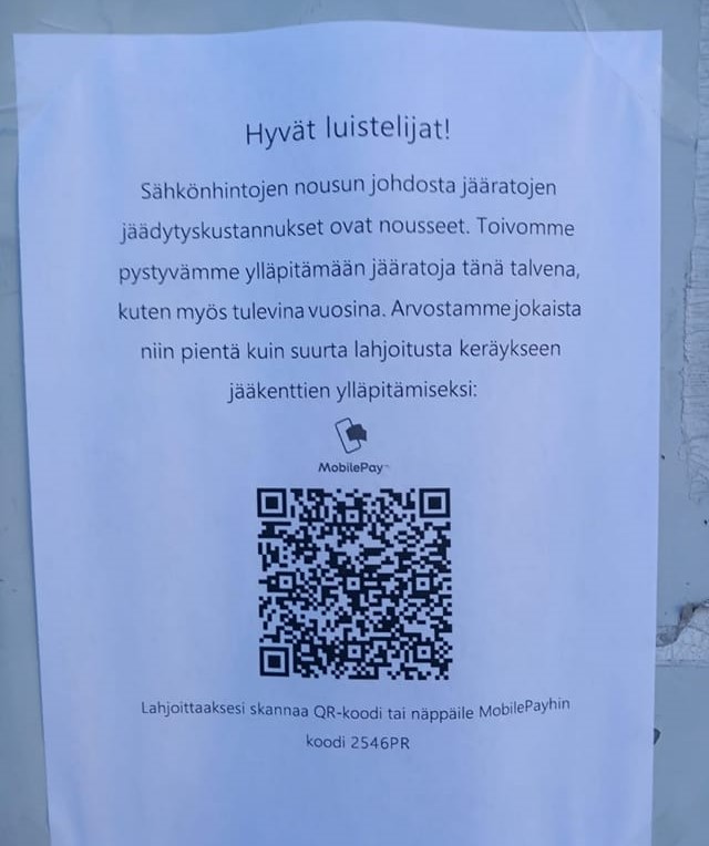 En lapp med text och en QR-kod.