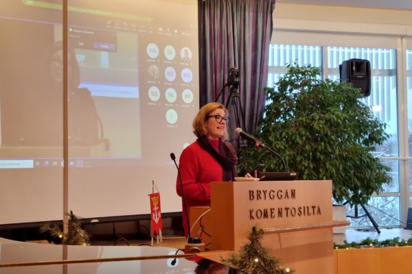 en kvinna vid en talarstol