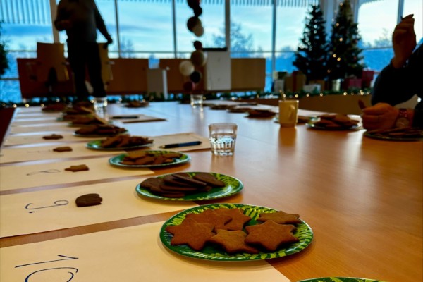 Pepparkakor på pappersfat i rad.