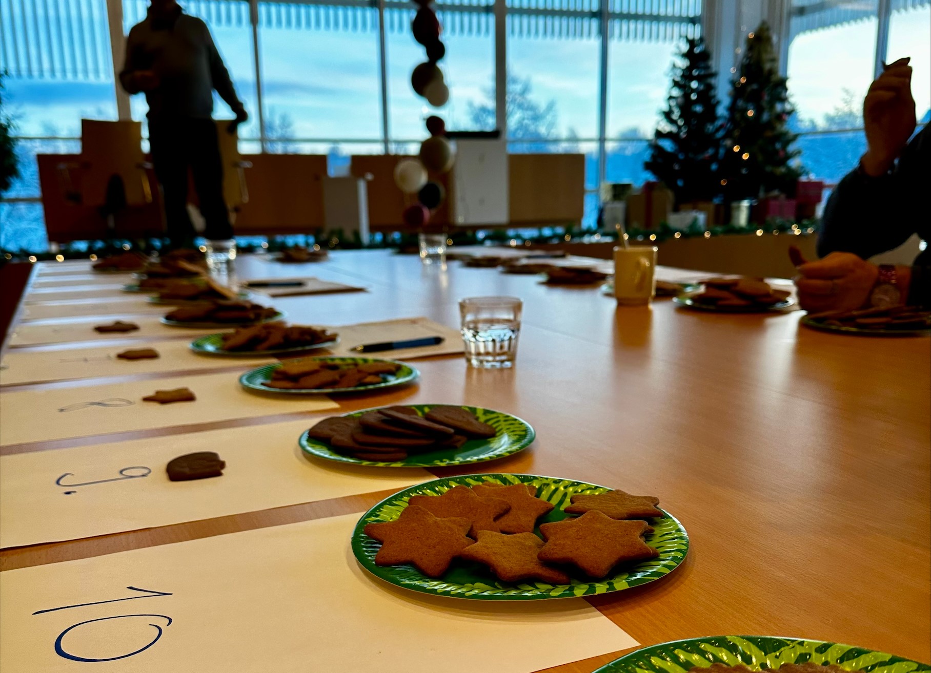 Pepparkakor på pappersfat i rad.