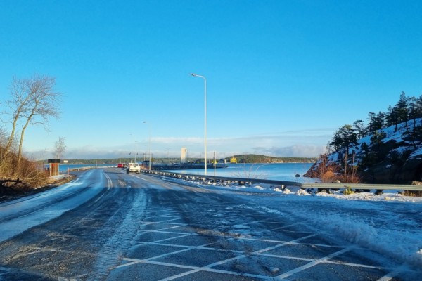 en isig och snöig väg vid ett färjeläge