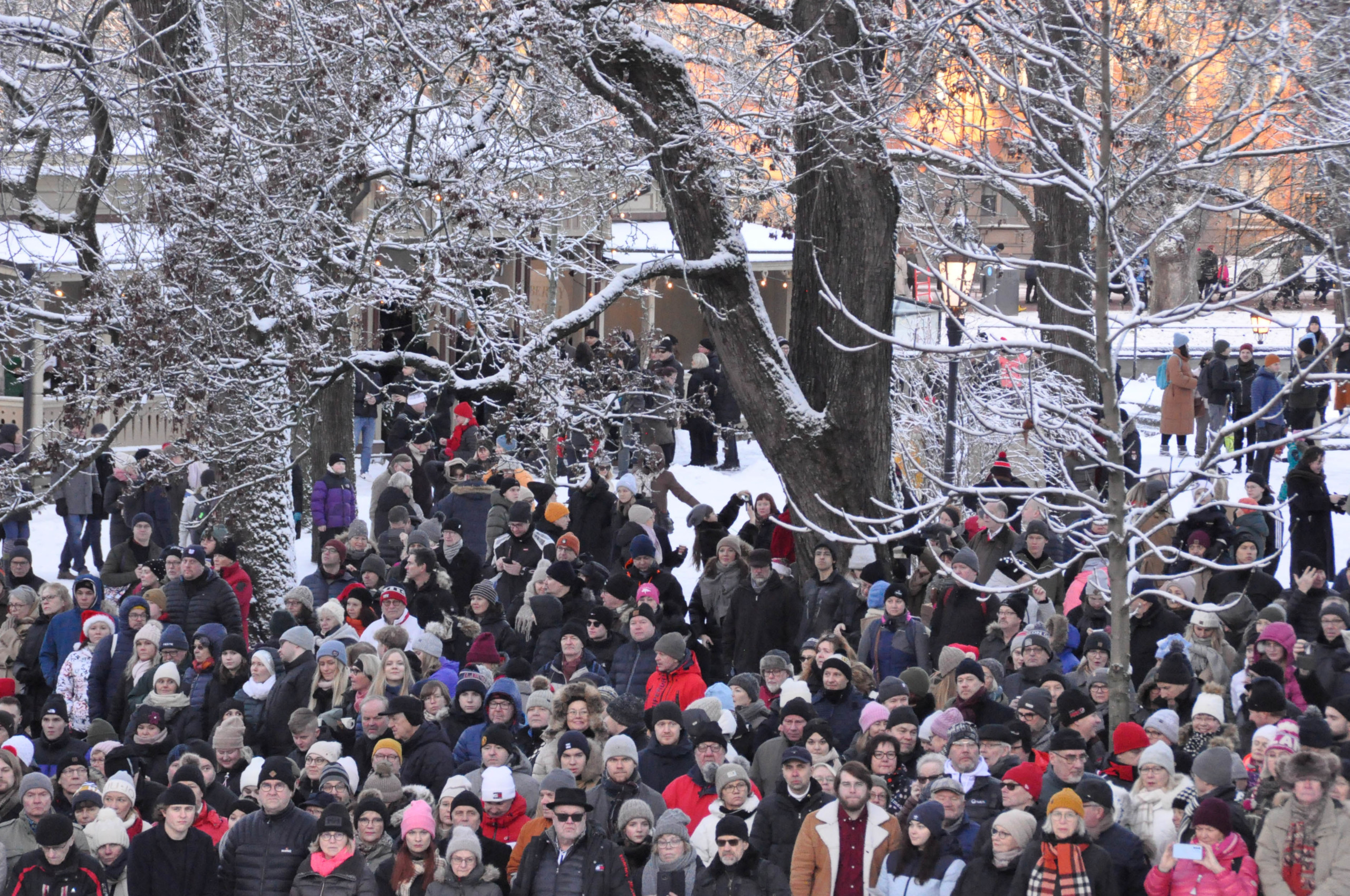 mönniskor på ett torg