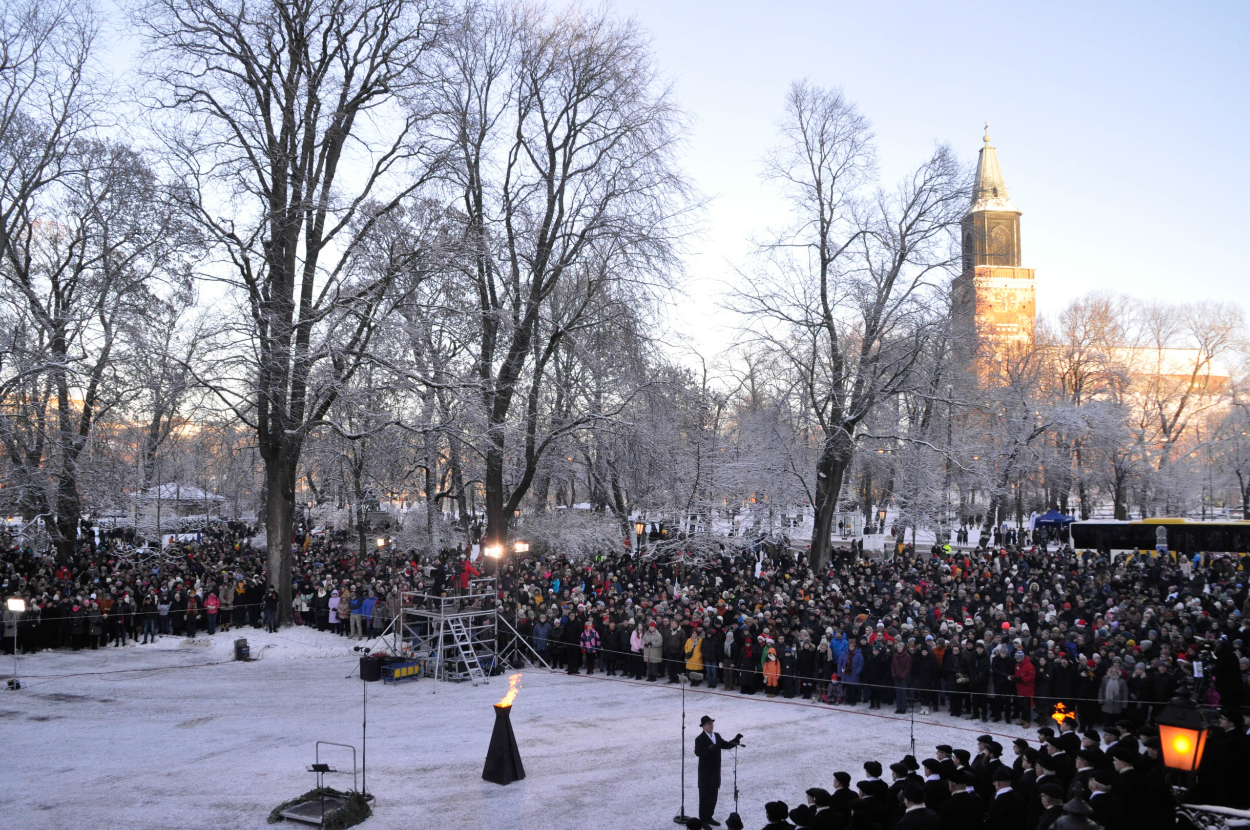 männskor på ett torg framför en kyrka