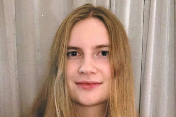 Ljushårig ung kvinna