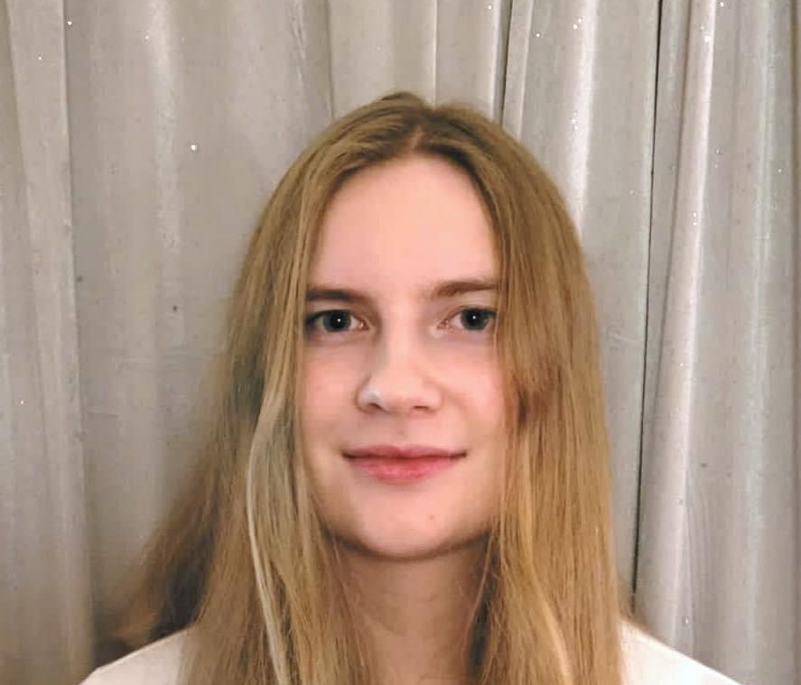 Ljushårig ung kvinna