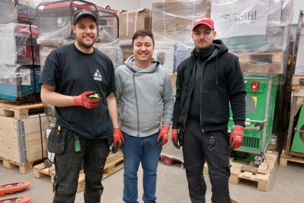 Tre män i en lagerlokal