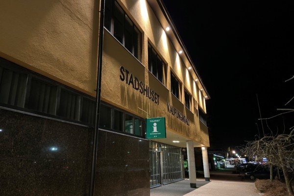 en gul stenbyggnad