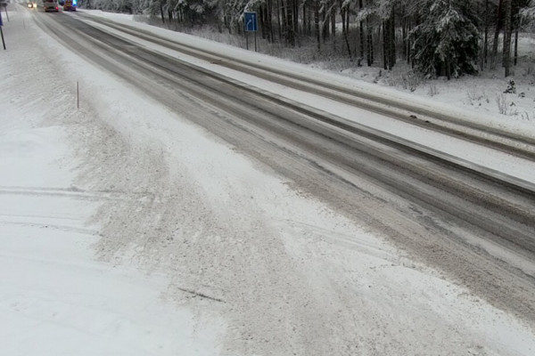 vy av en snötäckt riksväg