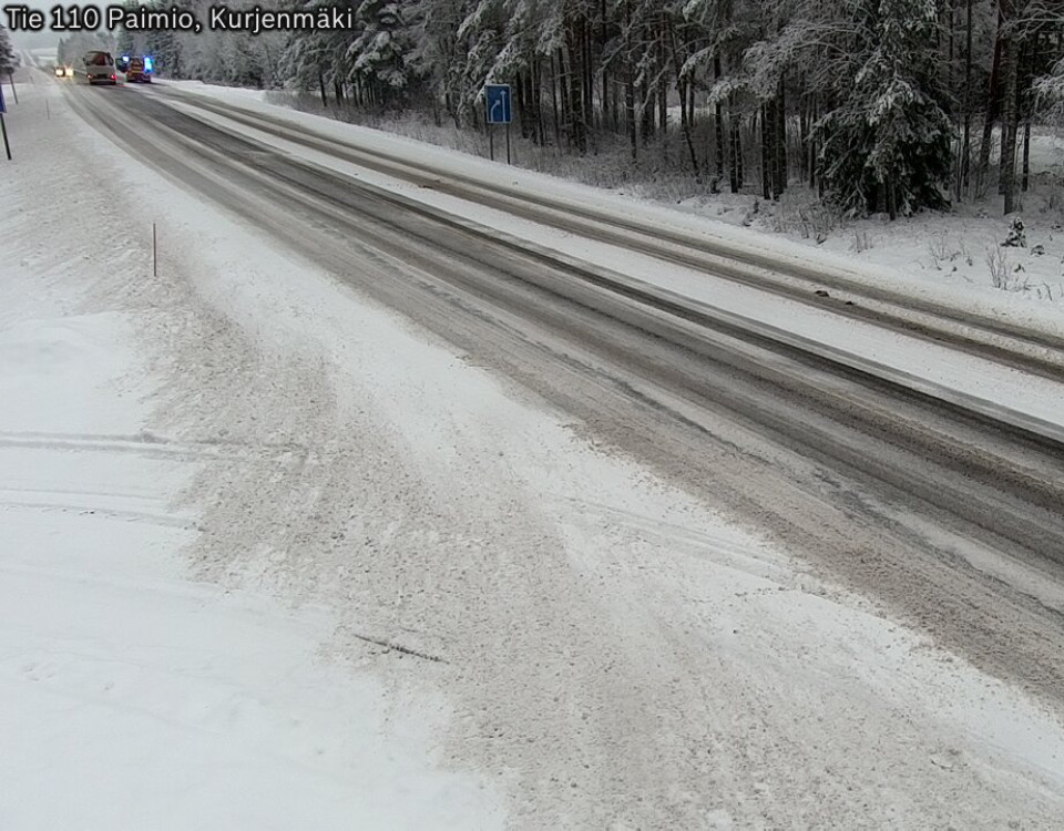 vy av en snötäckt riksväg