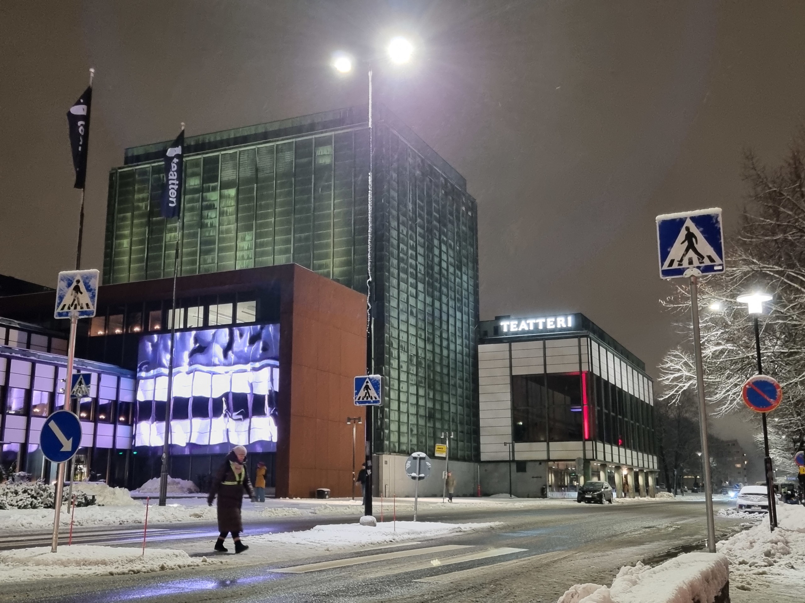 Åbo Stadsteater en vinterkväll.