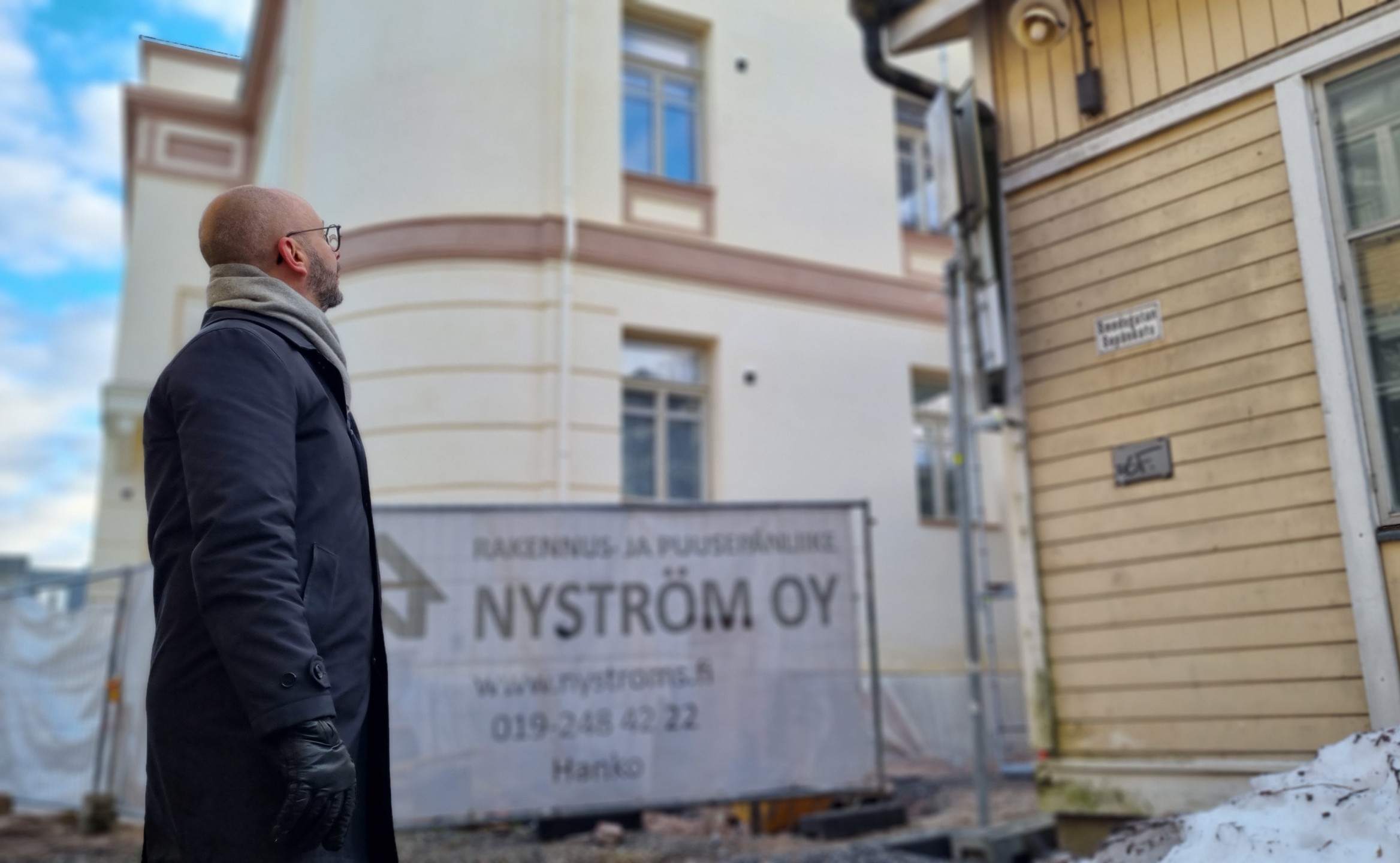 Mathias Nyström betraktar den Lydmanska tomten vid Rådhustorget i Ekenäs.