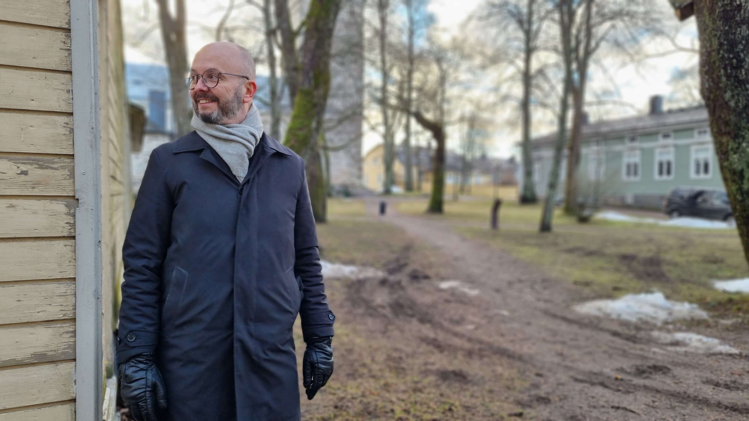 Mathias Nyström vill gärna se ett bostadshus vid hörnet av den Lydmanska tomten i Gamla stan där ett trist biltak just nu gränsar mot Alf Fagers park.