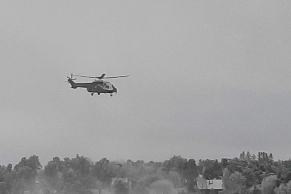 Helikopter flyger över vinterlandskap