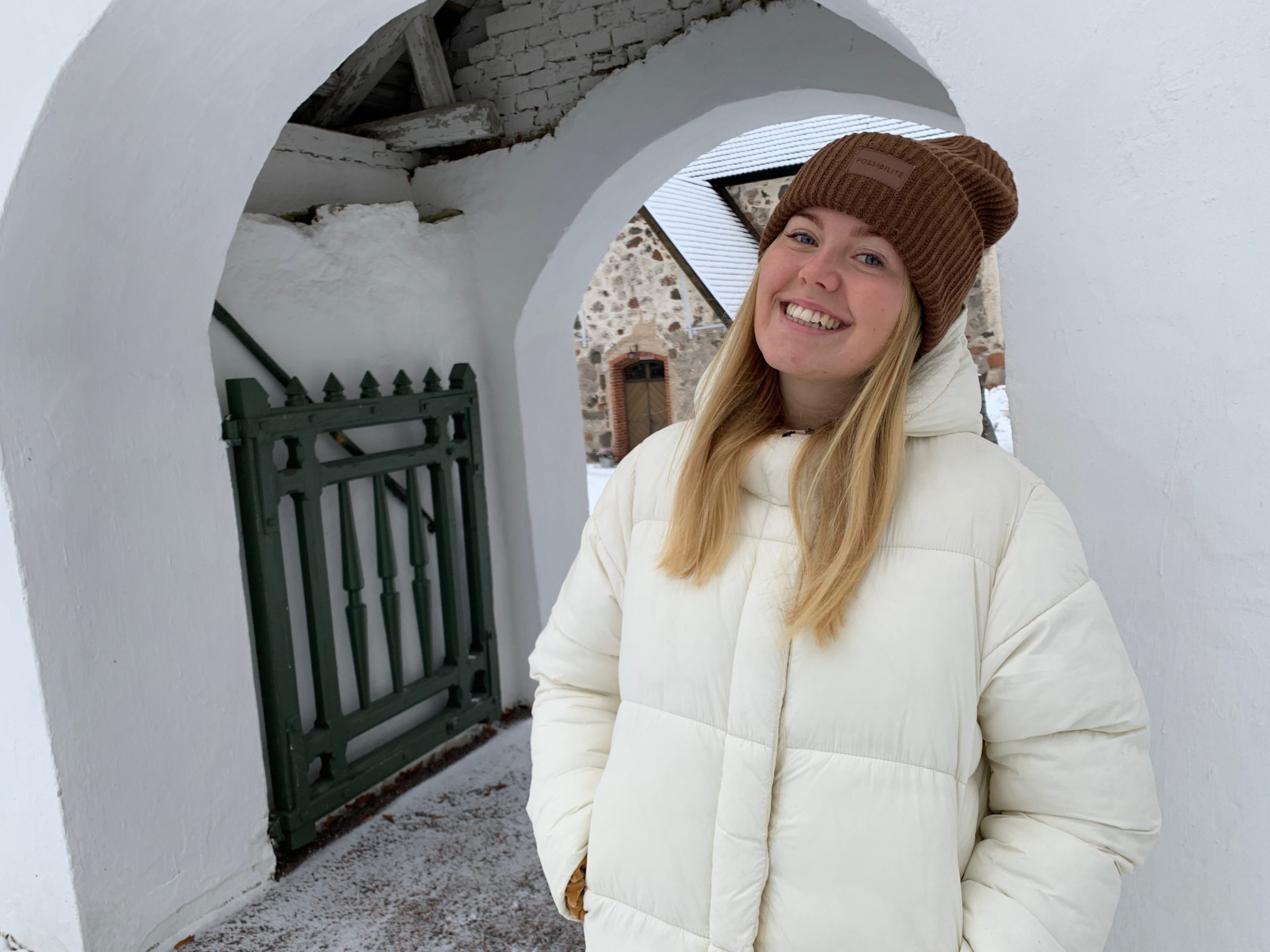 Wilma Grönqvist vid Karis kyrka.