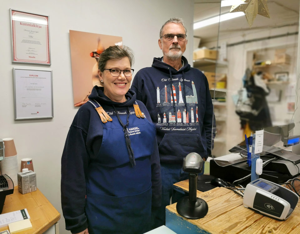 Ghita Boijer och Kalle Bjöberg i Utö Handel bakom butiksdisken
