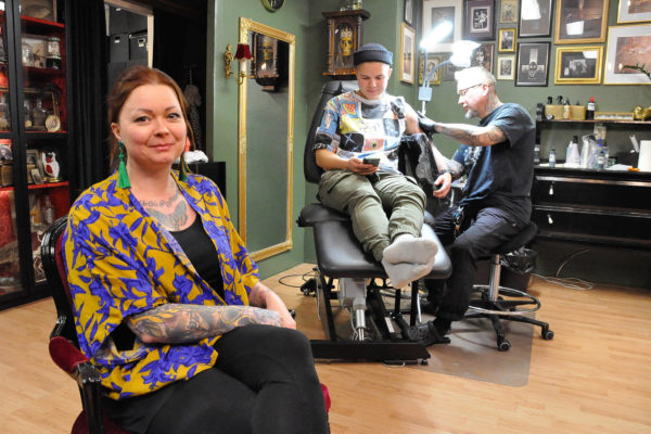 tre typer i en tatueringsstudio