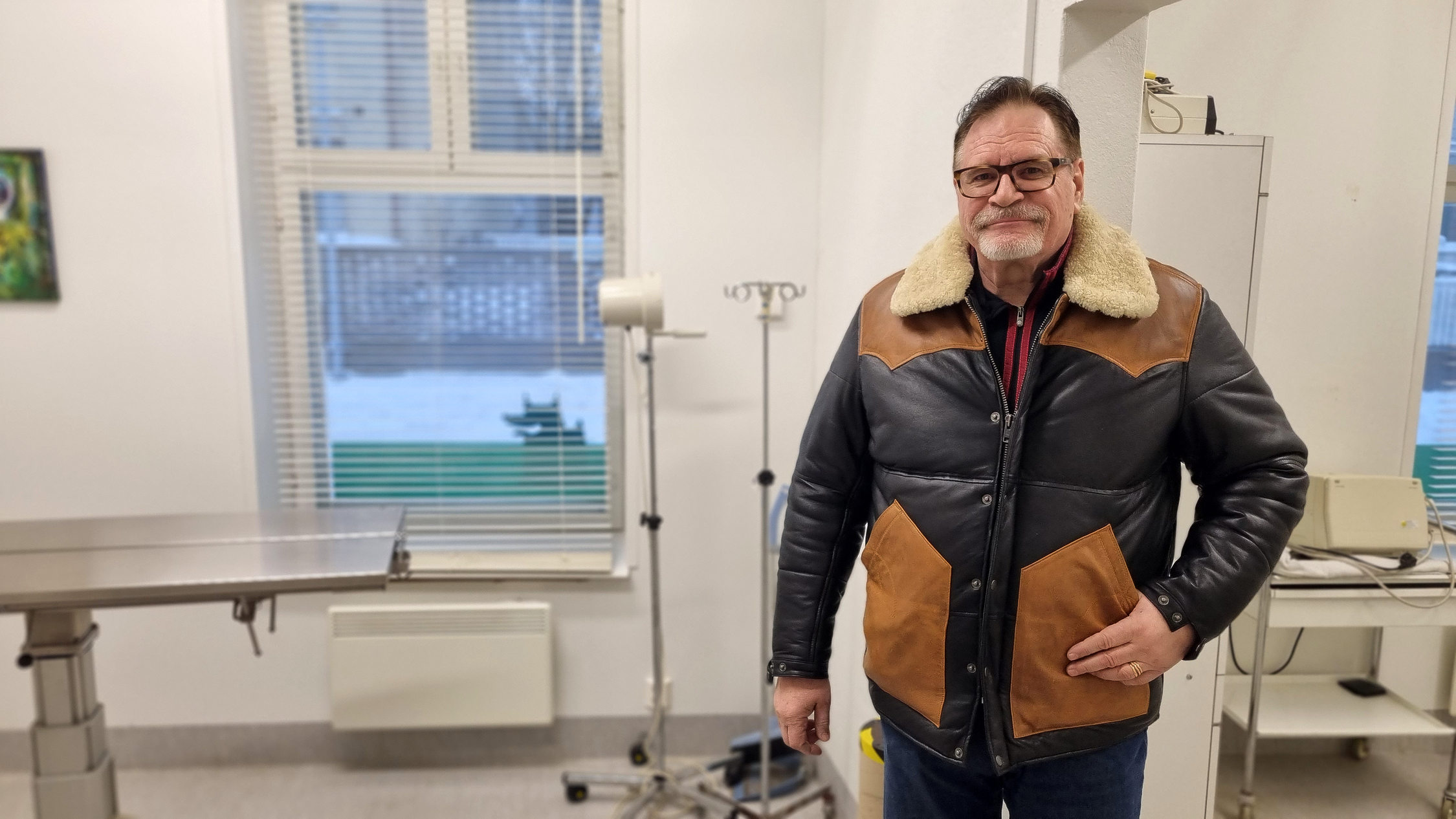 Tom Fröman letar efter en veterinär som vill hyra den färdigt inredda mottagningen i centrum av Hangö.