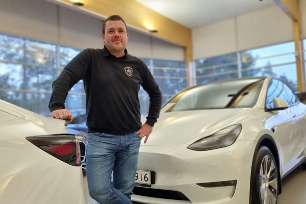 Niklas Nylund vid två Teslabilar.