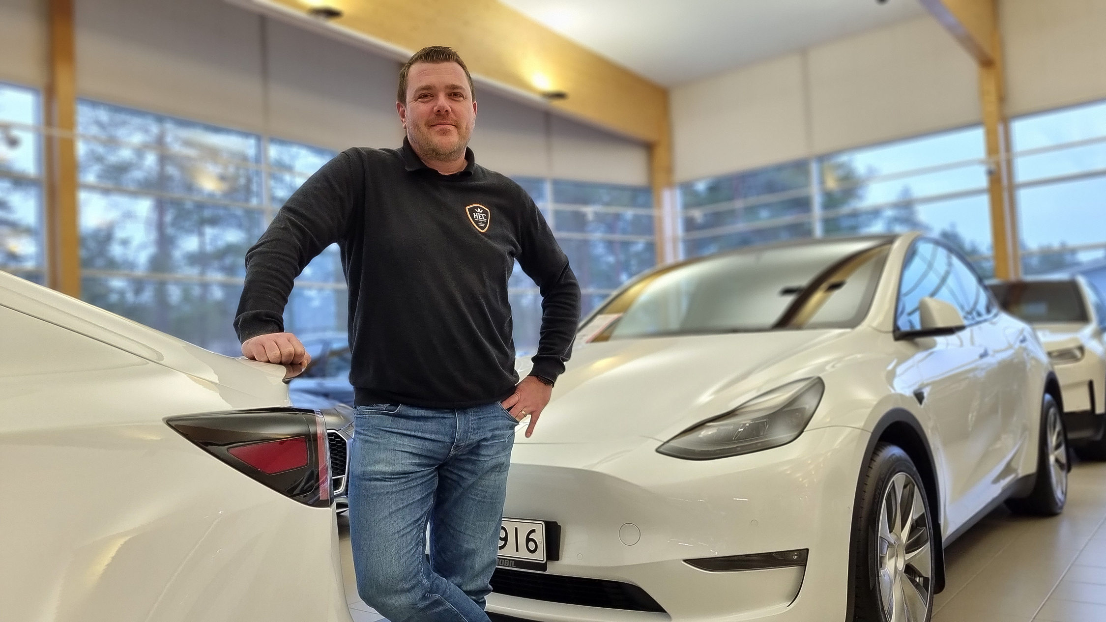 Niklas Nylund vid två Teslabilar.