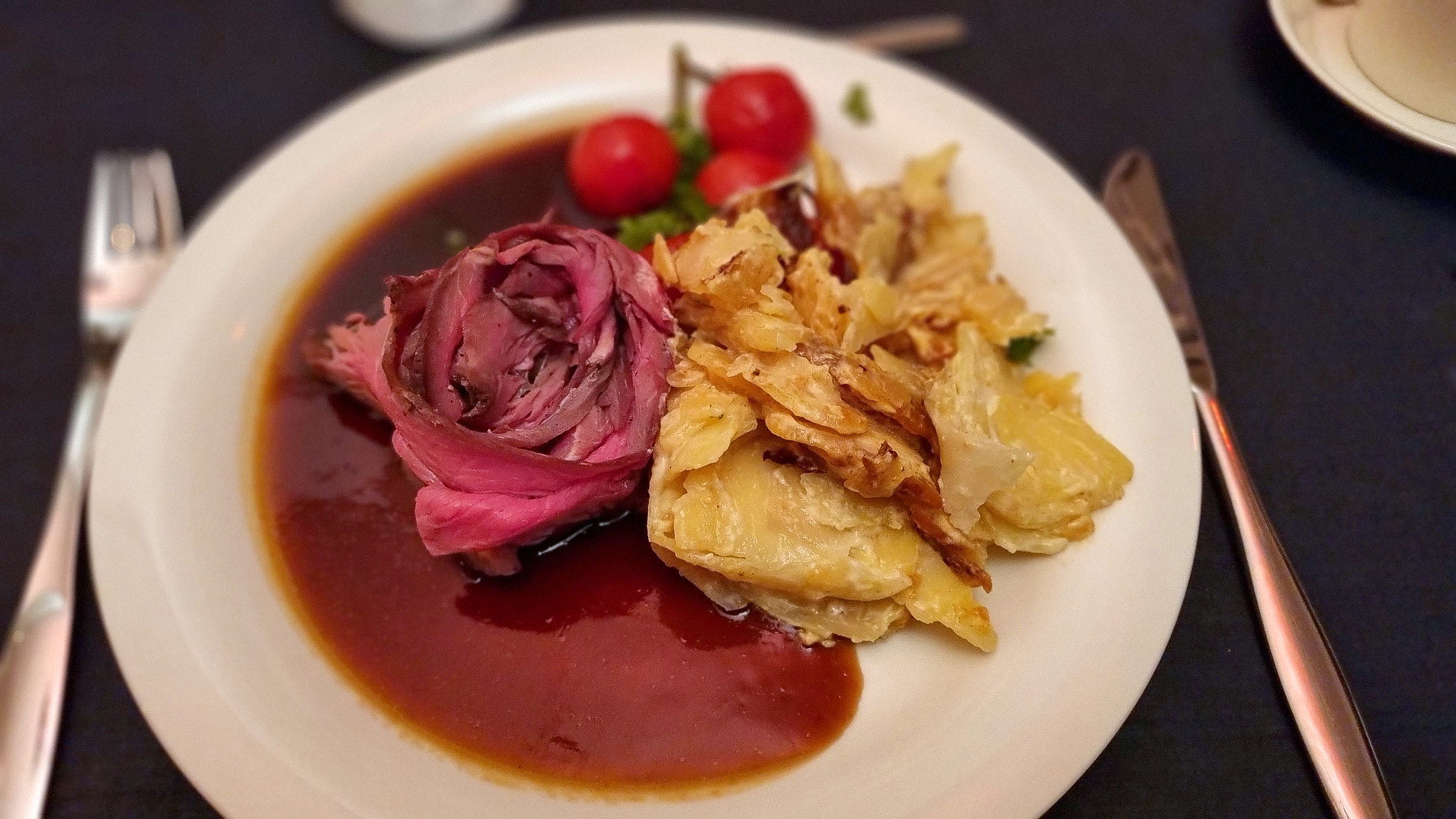 Till varmrätt serveras fransk rostbiff med potatisgratäng och madeirasås. Det finns också ett vegetariskt alternativ.
