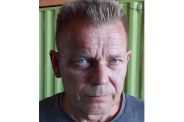 Medelålders man med kort hår och blå ögon