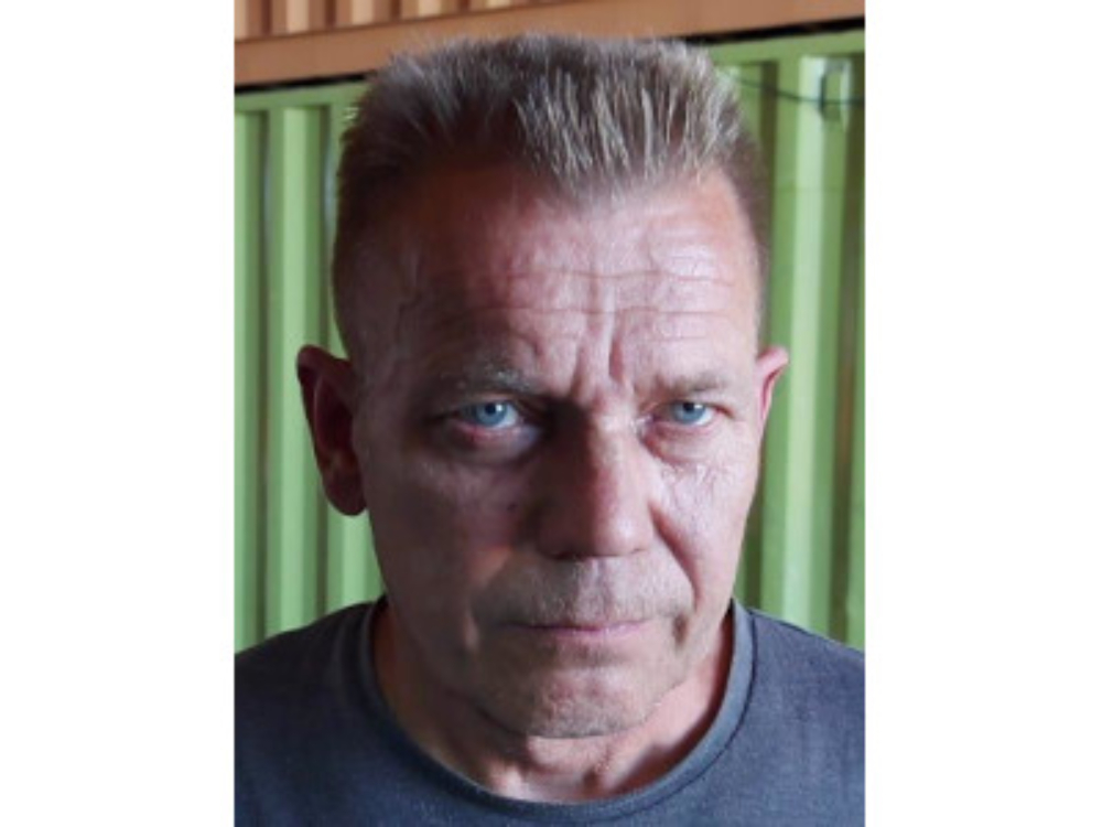 Medelålders man med kort hår och blå ögon