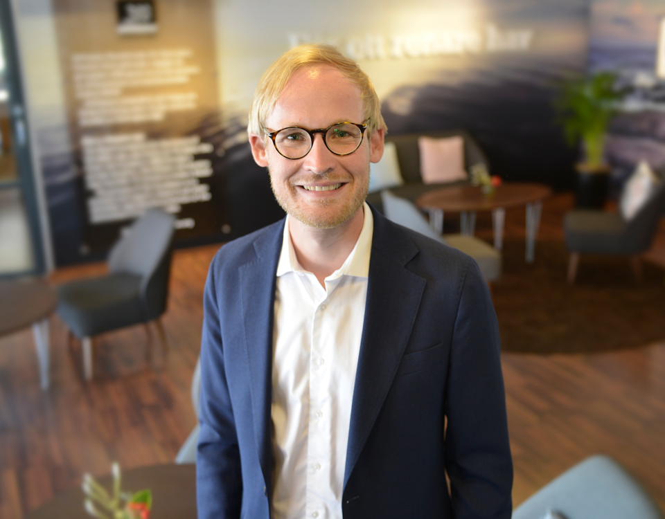 Ljushårig man med glasögon iklädd skjorta och kavaj