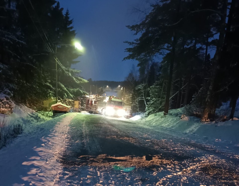 En långtradare tvärs över en snöig väg.