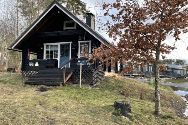 traditionell strandbastu i mörk färg