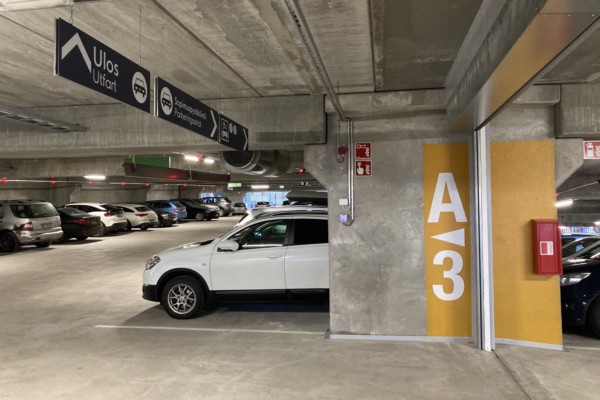 Vy av ett parkeringshus i betong.