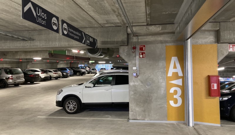 Vy av ett parkeringshus i betong.