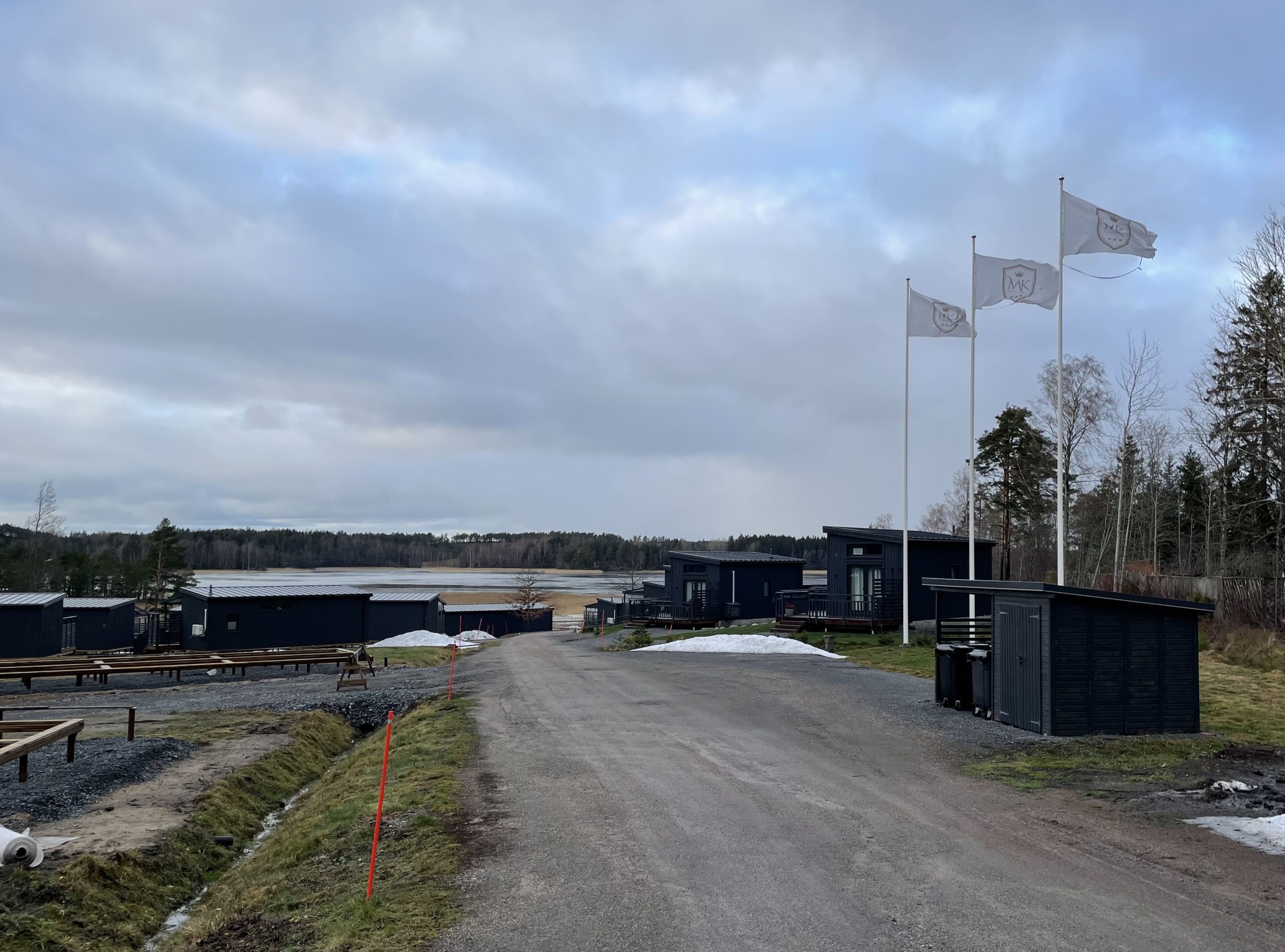 modulhus, eller små villor, vid en strand