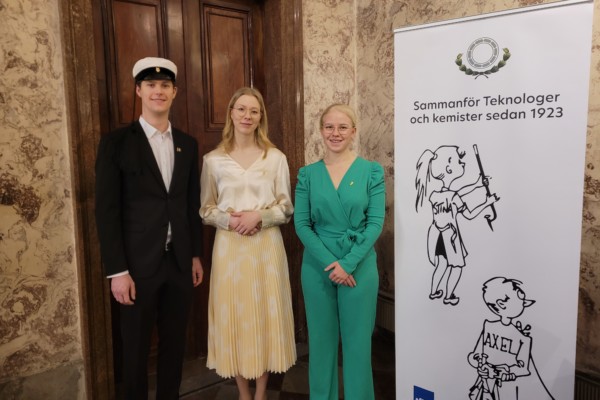 Tre studenter i finkläder.