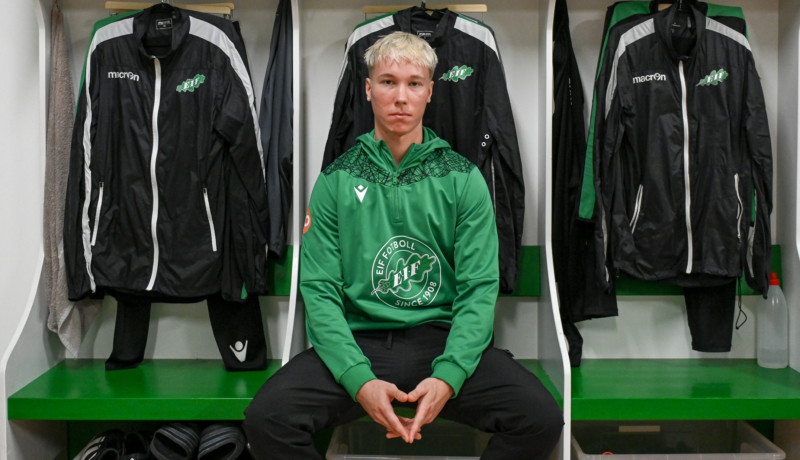 en fotbollsspelare i ett omklädningsrum