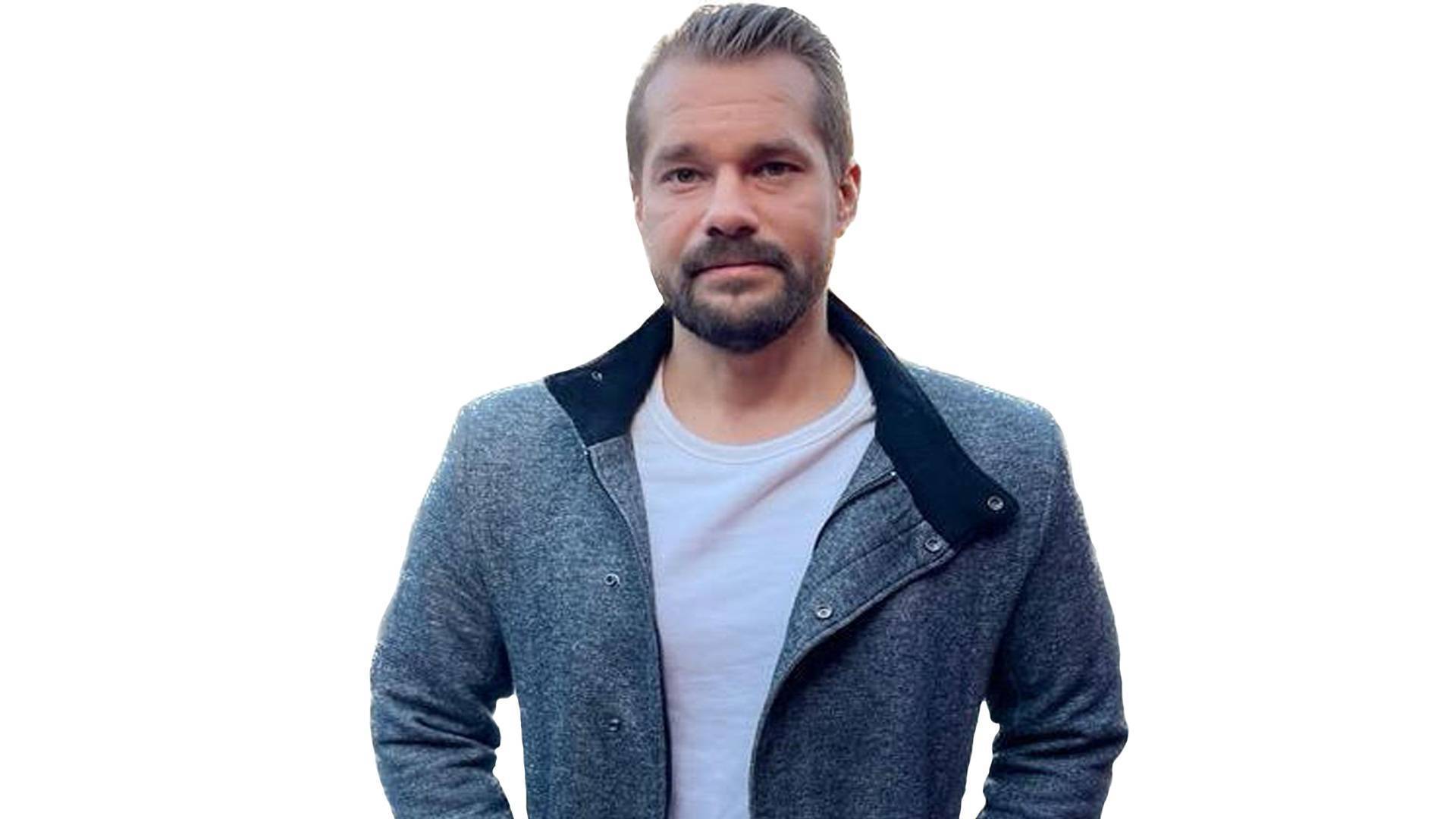 Jukka Karjalainen i grå rock.