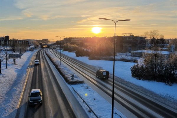 väg och snö och bilar