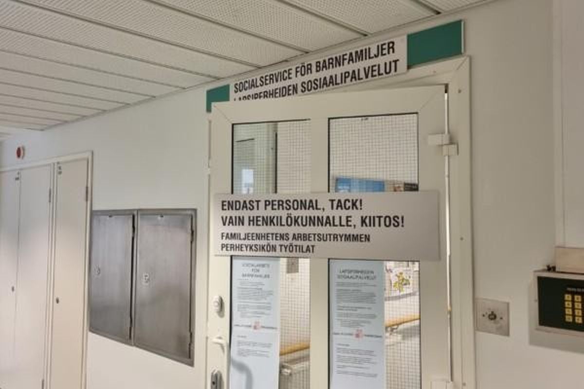 en glasdörr i en korridor
