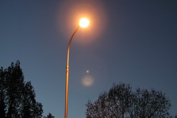 Lysande gatulampa i mörkret