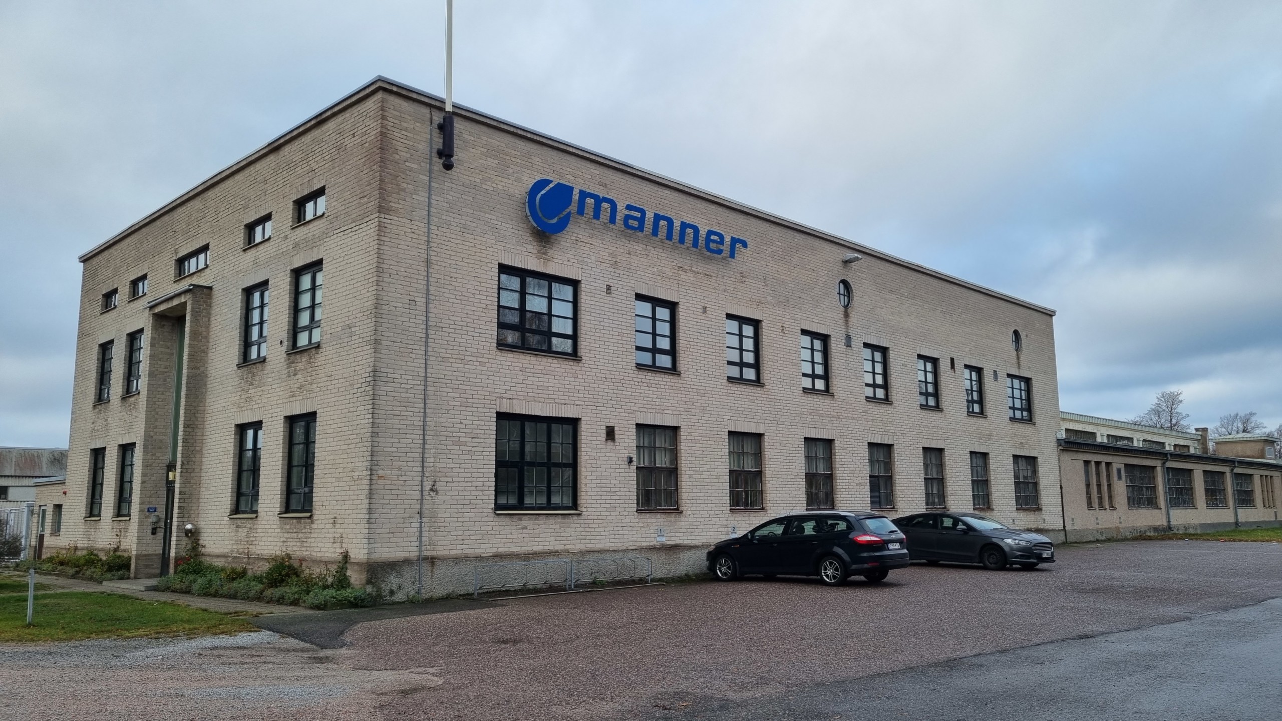 Fabriksbyggnad i tegel.