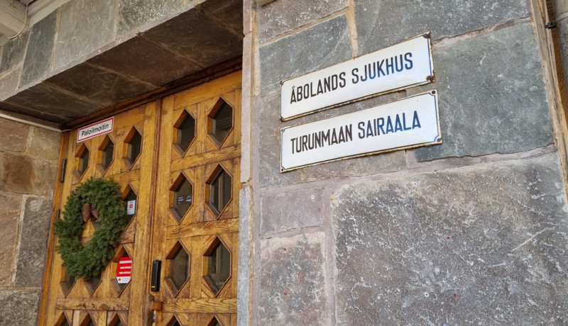 Skylt på texten "Åbolands sjukhus" på husfasad