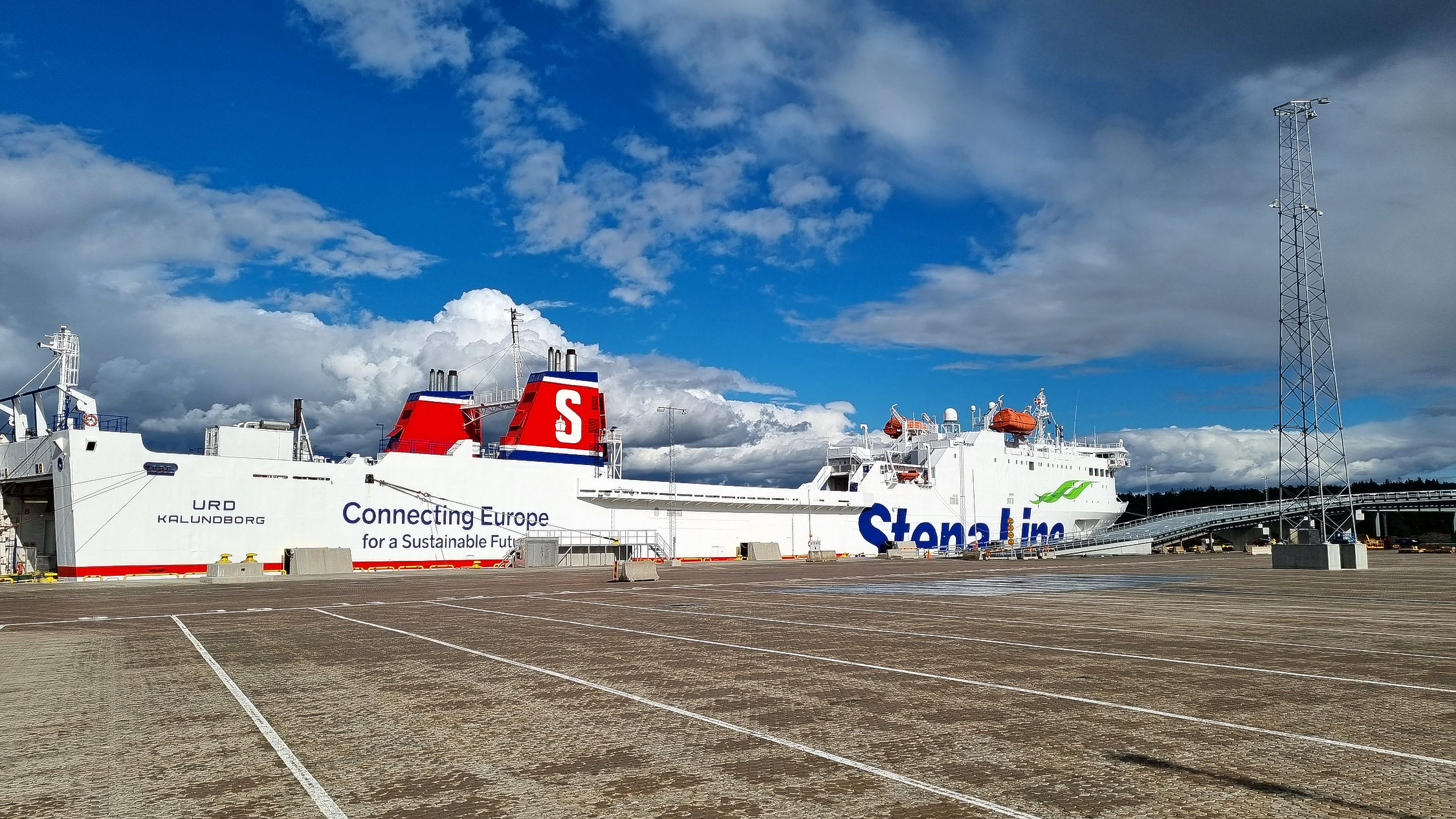 M/S Urd vid hamnen i Norvik.