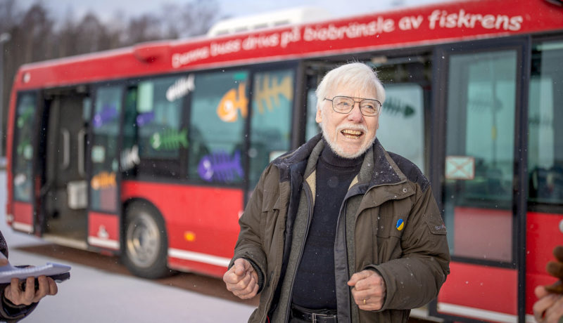 Man vid en röd buss