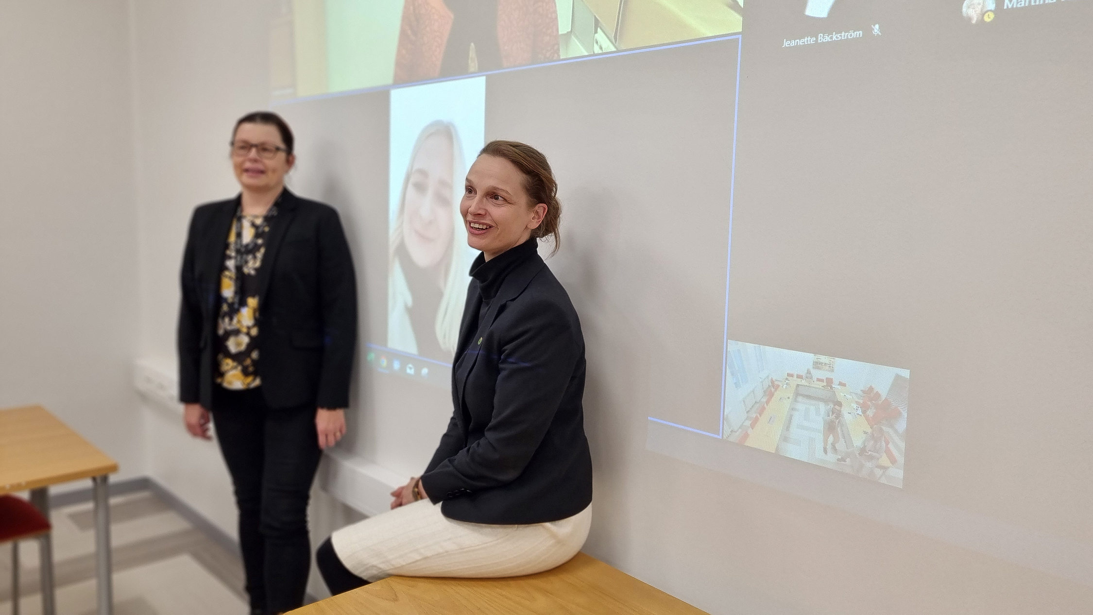 Ekonomichef Jeanette Bäckström och stadsdirektör Petra Theman presenterade ett god resultatprognos i Raseborg.