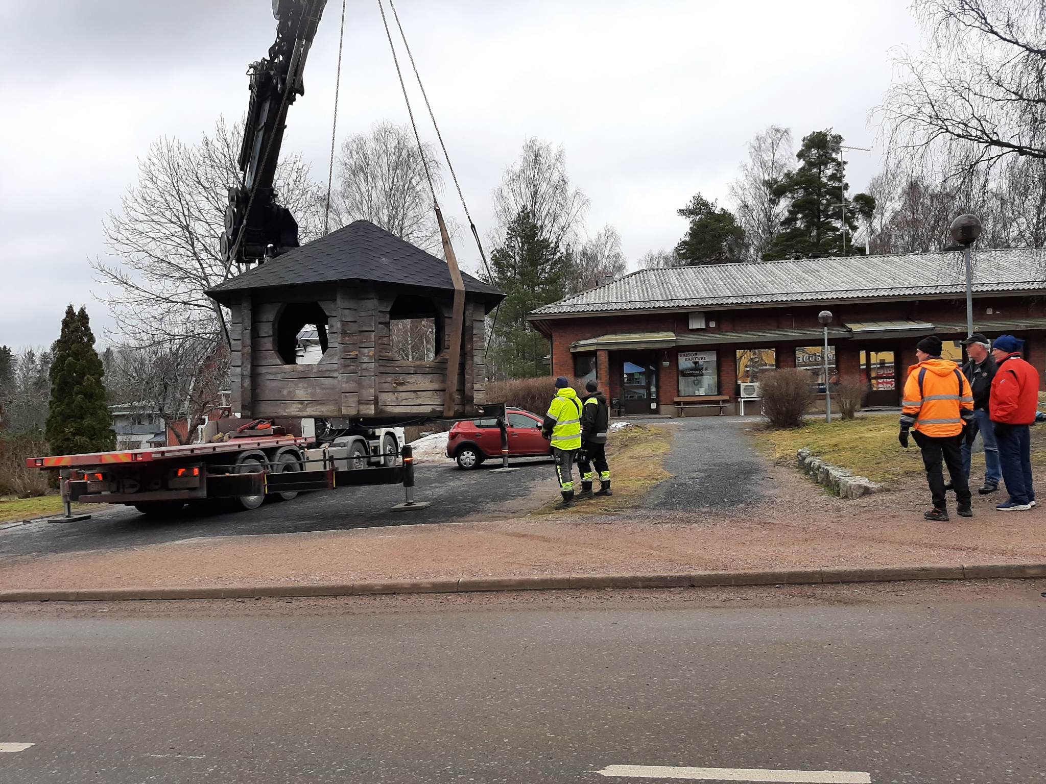 Lusthus transporteras bort i Tenala